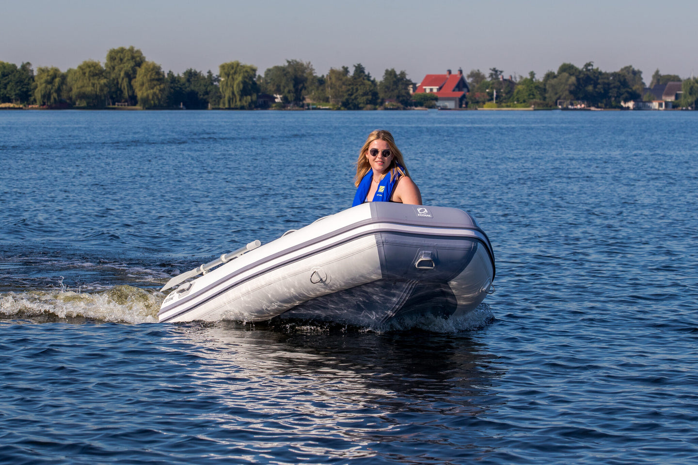 Zodiac Cadet 270 ALU rubberboot met aluminium vloer op het water