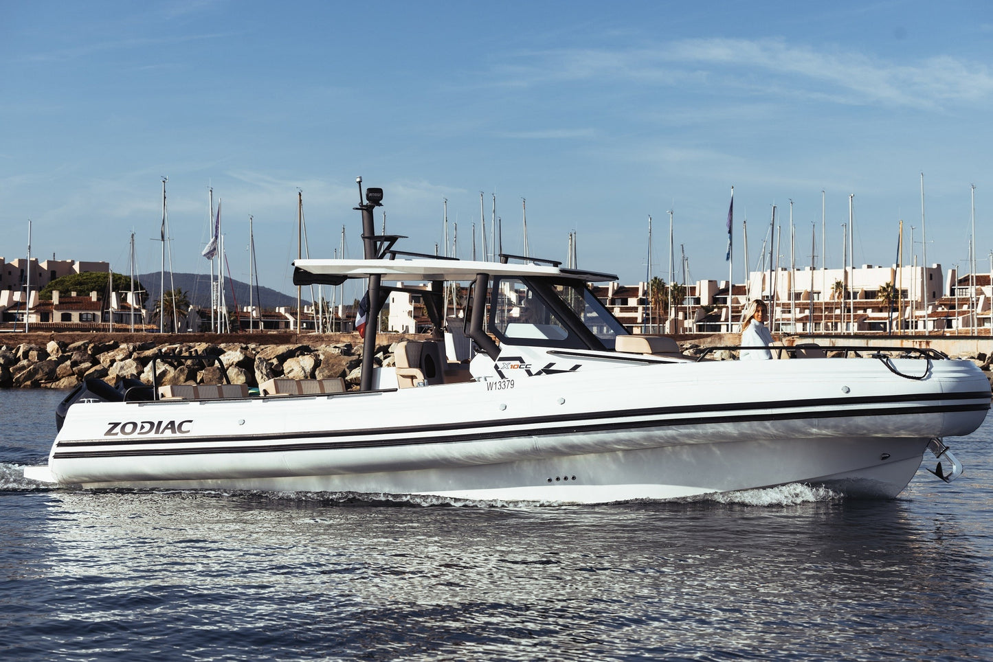 Zodiac X10CC varend in de haven